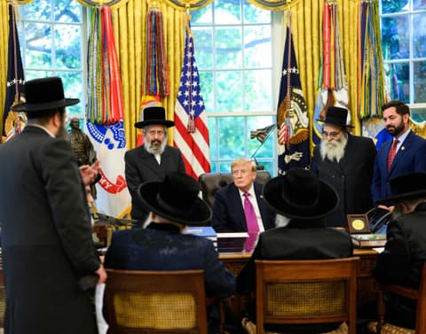 המפגש ההיסטורי בבית הלבן: כל הפרטים על שיחת הנשיא טראמפ וגדולי האדמו"רים