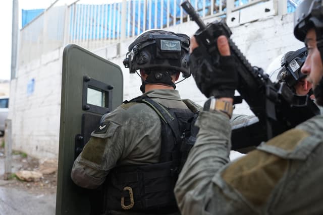 חשד לפיגוע דקירה בשומרון: ישראלי נפצע בינוני-קשה, המחבל נמלט