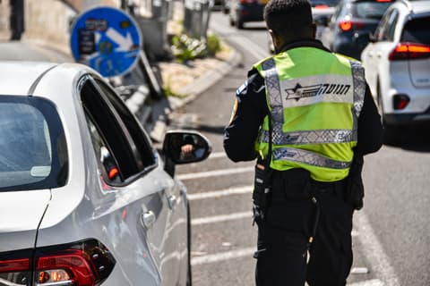 אכיפה מוגברת נגד שליחים; נהג אוטובוס תועד משתמש בטלפון ונחקר