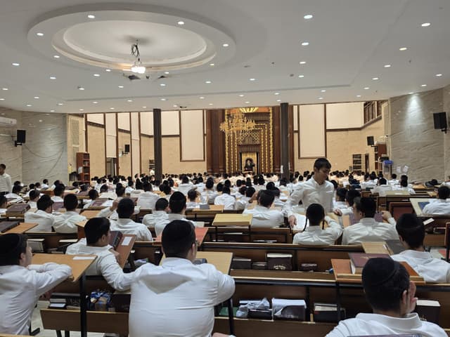לקראת הימים הנוראים: משגיח ישיבת מיר בשיחת חיזוק בישיבת רכסים