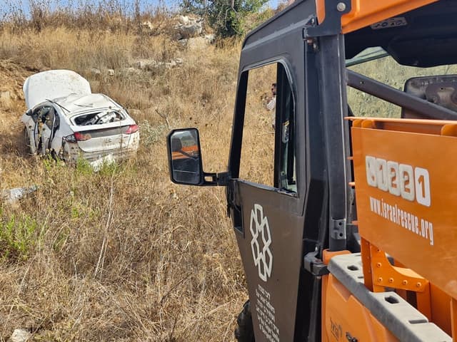 רכב הידרדר 30 מטרים לוואדי לצד הכביש: אב ובנו בן הארבע נפצעו קשה