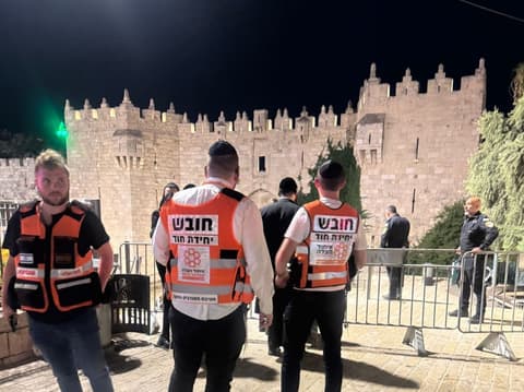 פיגוע דקירה בבירה: מחבל ניסה לדקור לוחמי מג"ב בשער שכם – ונוטרל