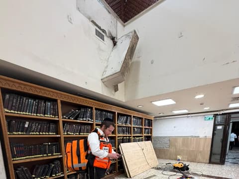 בחור ישיבה נפל מגובה בעת שניסה לטפל במזגן בישיבה – מצבו קשה