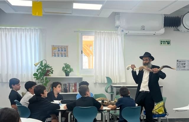 המלך בשדה: היענות אדירה לבדיקת מזוזות ומבצע 'שופר' בבתי חב"ד בישראל
