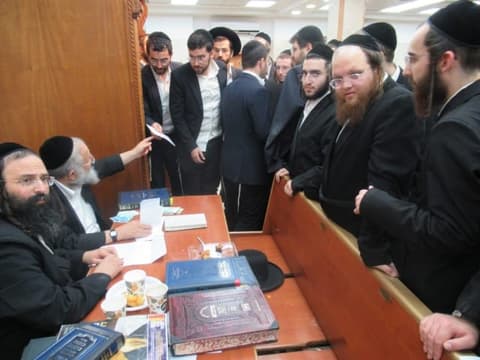 אירוע היסטורי במוסדות ראש פינה – חלוקת מיליון ש"ח לאברכים תמיכה לחגים