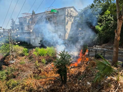 שריפה פרצה בשכונת הדר בחיפה; לוחמי האש הוזנקו לזירה