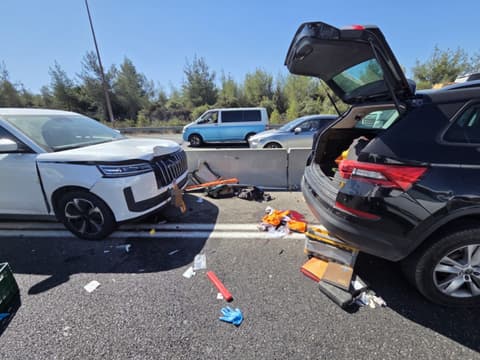 עצר לתקן תקר בגלגל ונפגע מרכב חולף: בן 51 נפצע בינוני בכביש 1