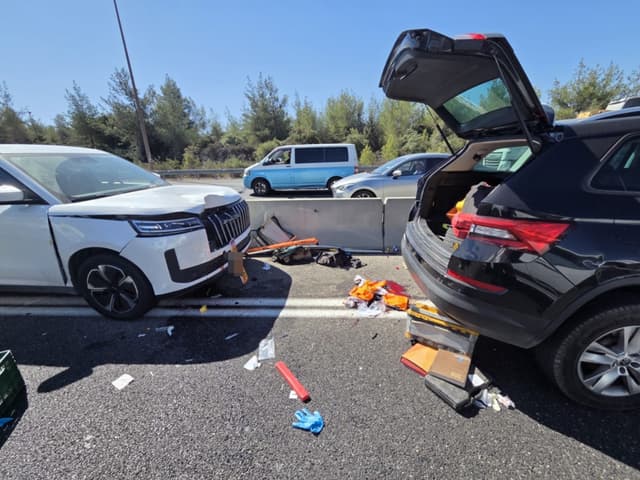 עצר לתקן תקר בגלגל ונפגע מרכב חולף: בן 51 נפצע בינוני בכביש 1