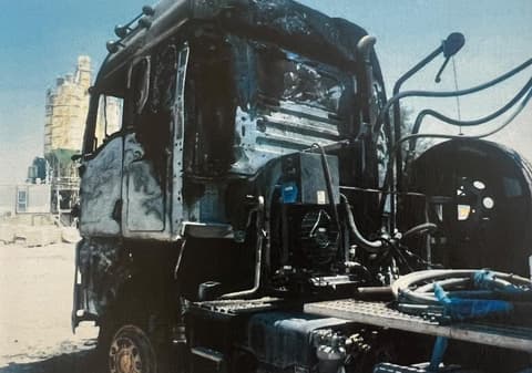 תועד ממלא ג'ריקנים בדלק – והצית מערבל בטון בשווי 700 אלף שקל