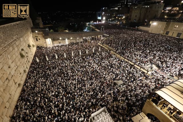 ערב ראש השנה: עשרות אלפים גדשו את הכותל המערבי במעמד הסליחות המרכזי