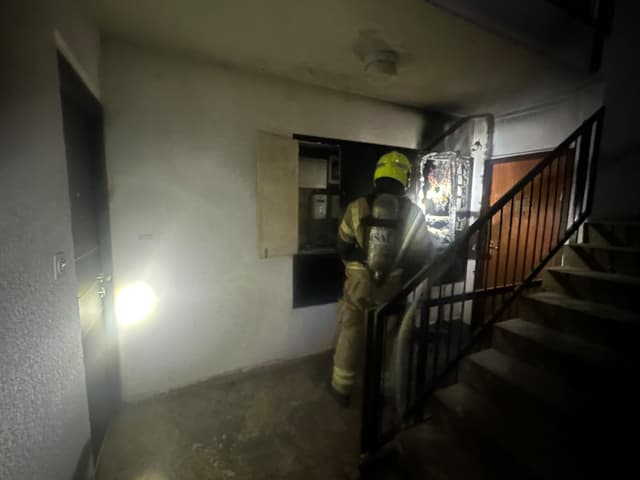 שרפה פרצה בבניין מגורים בטירת כרמל; שני בני אדם נפגעו באורח קל