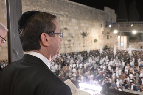 הרצוג השתתף הלילה במעמד אמירת הסליחות בכותל המערבי