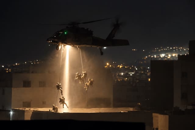 תיעודים חריגים מלב יטא: לוחמי שייטת 13 השתלשלו בחבלים ממסוק