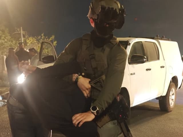 חשד להאזנת סתר בלשכת ראש מועצה בצפון: עובד הרשות נעצר