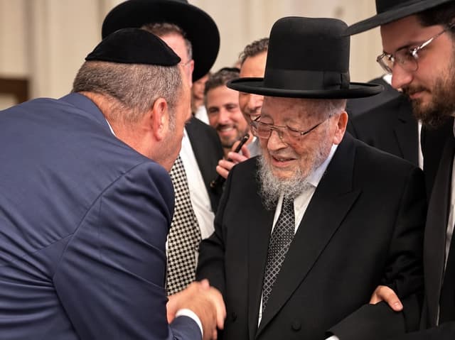 ברוך רופא חולים: רב העיר בית שמש הגר"ש ביטון שב לביתו