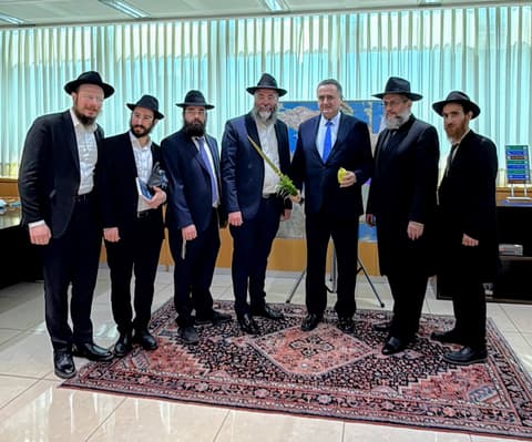 בלשכת שר הביטחון: החב"דניקים העניקו לכ"ץ סט ארבעה מינים מהודר