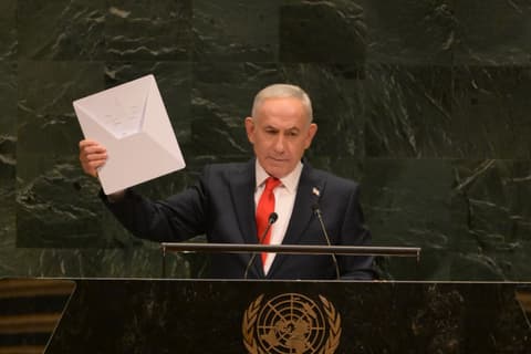 עם גימיקים ועקיצות חריפות: הנאום המלא של ראש הממשלה באו"ם