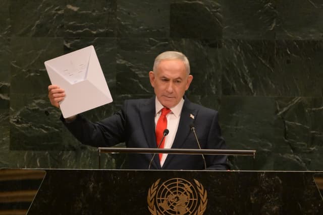 עם גימיקים ועקיצות חריפות: הנאום המלא של ראש הממשלה באו"ם