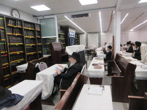 בימה מיוחדת הוקמה בבית הכנסת: כך מסר הגאב"ד את השיעורים בחג