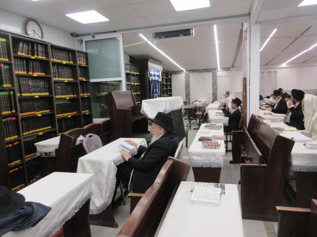 בימה מיוחדת הוקמה בבית הכנסת: כך מסר הגאב"ד את השיעורים בחג