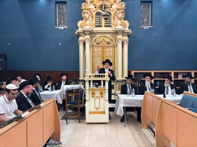 שָׁם נַעֲלֶה וְנֵרָאֶה • תיעוד: צמרת עולם הדיינות והרבנות בשמחת חג אצל נשיא מועצת הרבנות הראשית