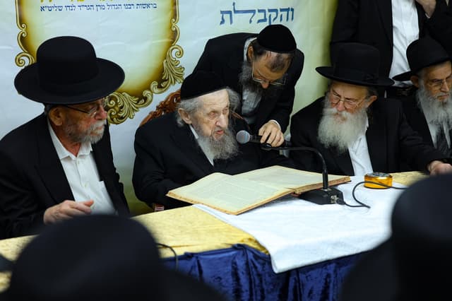 ריתחא דאורייתא בסוכת מרן הגר"ד לנדו: אלפים צפו בדיונים המרתקים