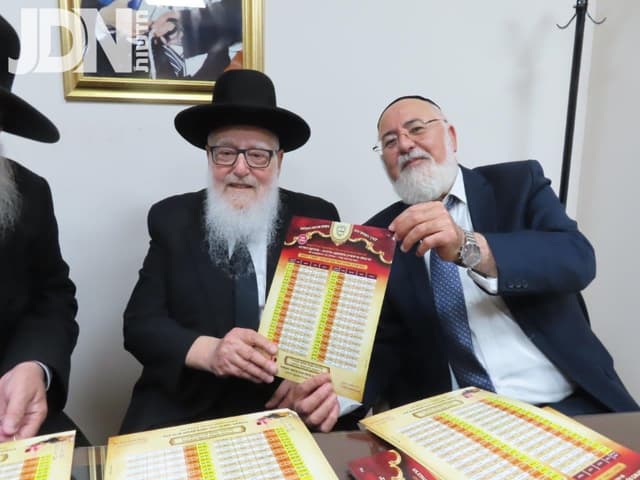 המועצה הדתית אשדוד חילקה לבתי עסק 'לוח מגנט' עם זמני השבת