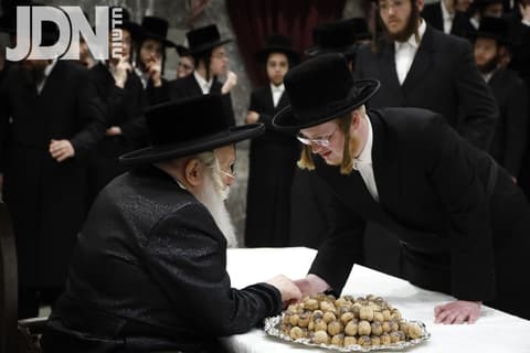 האדמו"ר מבאבוב בחלוקת נוי סוכה לשמירה לבחורי החסידות