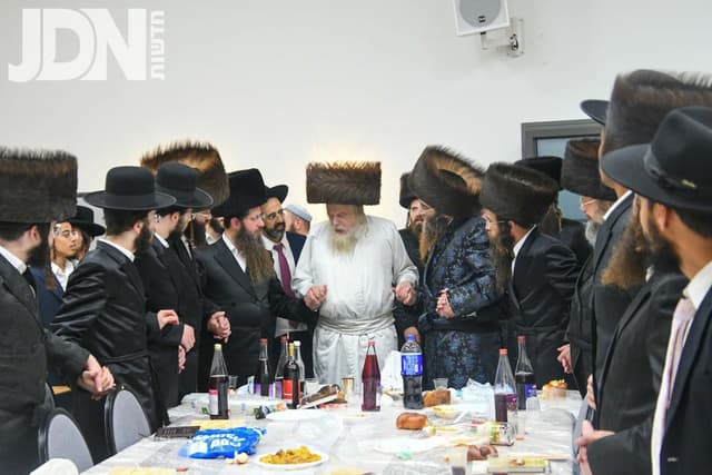 תיעוד: האדמו"ר ממבקשי אמונה שהה בשב"ק בעיר עמנואל