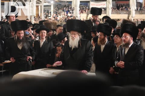 האדמו"ר ממודז'יץ בתפילה בכותל המערבי בחול המועד סוכות