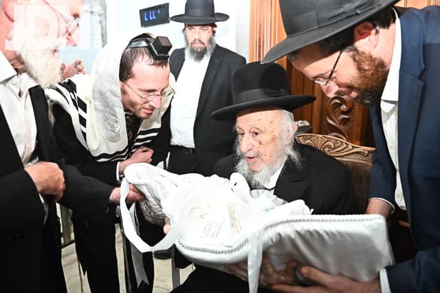 תיעוד: מרן ראש הישיבה הגרב"ד פוברסקי בברית לנין תלמידו