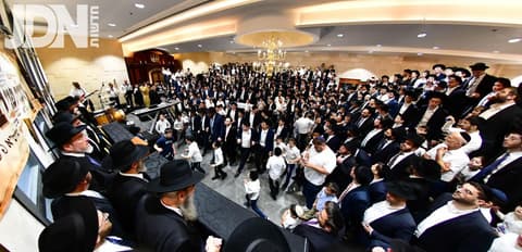 הקבלת פני רבו בישיבת חברון בראשות ראשי הישיבה