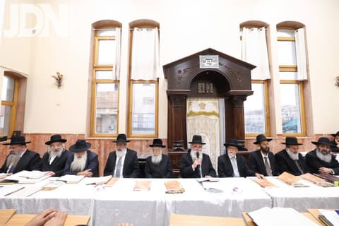 מעמד הקבלת פני רבו בישיבת 'שובי נפשי' בראשות ראש המוסדות הגר"ע מנצור