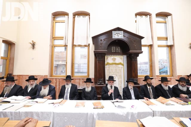 מעמד הקבלת פני רבו בישיבת 'שובי נפשי' בראשות ראש המוסדות הגר"ע מנצור