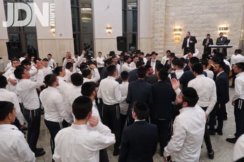 אֲשׁוֹרֵר שִׁירָה, לִכְבוֹד הַתּוֹרָה • הקפות שניות בישיבת 'אוהל יוסף' בבני ברק