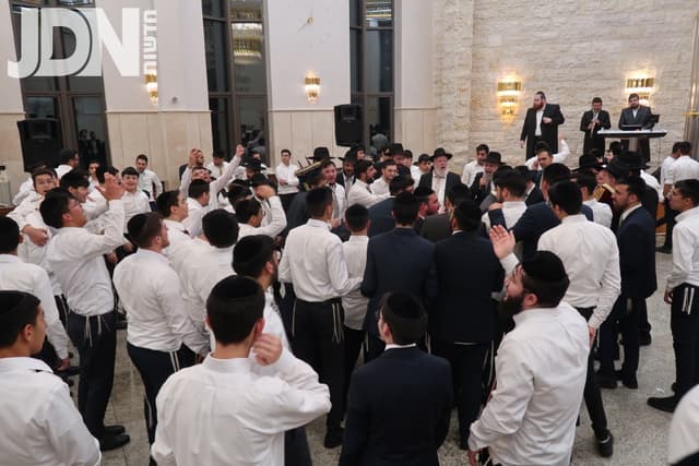 אֲשׁוֹרֵר שִׁירָה, לִכְבוֹד הַתּוֹרָה • הקפות שניות בישיבת 'אוהל יוסף' בבני ברק