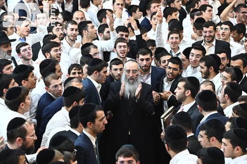 הקפות שניות בהיכל ישיבת בית שמעיה בראשות ראשי הישיבה