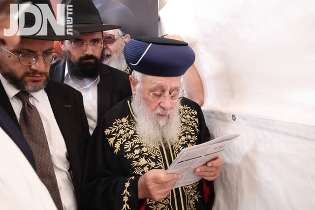 מרן הראשל"צ בעליה לקבר אביו מרן הגר"ע יוסף זצוק"ל