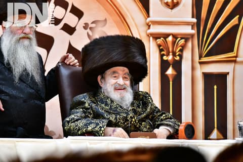 בַּסֻּכֹּת תֵּשְׁבוּ • חג הסוכות בחצה"ק ויז'ניץ