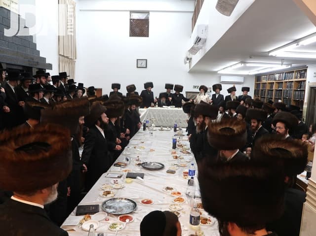 חבישת השטריימל ופארשפיל בחצרות טשארנאביל – קאסאן הילקערסט – אנטניא