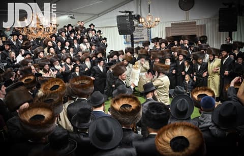 שִׂישׂוּ וְשִׂמְחוּ • הכנסת ספר תורה לביהמ"ד של האדמו"ר מלעלוב