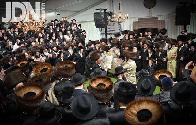 שִׂישׂוּ וְשִׂמְחוּ • הכנסת ספר תורה לביהמ"ד של האדמו"ר מלעלוב