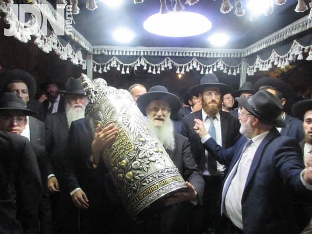 מעמד הכנסת ספר תורה להיכל ישיבת 'רינת התורה'