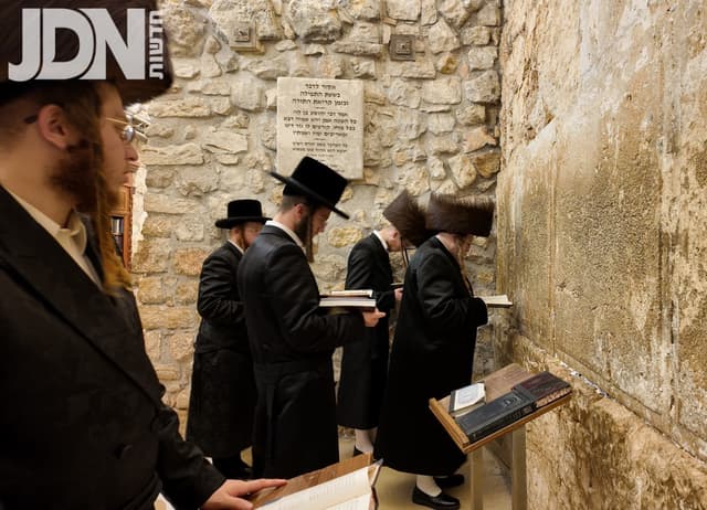 האדמו"ר משומרי אמונים בכותל המערבי במוצאי יום טוב ראשון של חג הסוכות