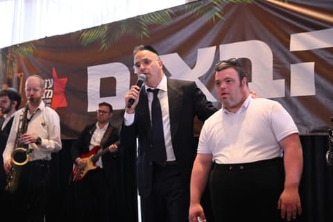 שמחה ירושלמית: גדולי ישראל הגיעו להוקיר ולשמח בשמחת בית-השואבה של עזר-מציון