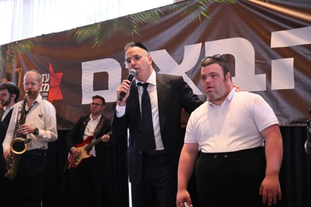 שמחה ירושלמית: גדולי ישראל הגיעו להוקיר ולשמח בשמחת בית-השואבה של עזר-מציון