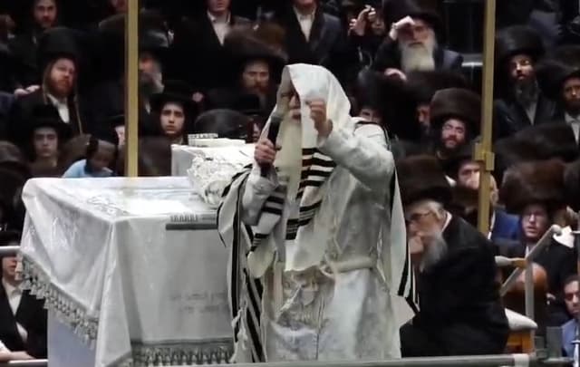 בעקבות דברי האדמו"ר בהקפות: הצלם הודיע שהוא מתנתק מהסמארטפון