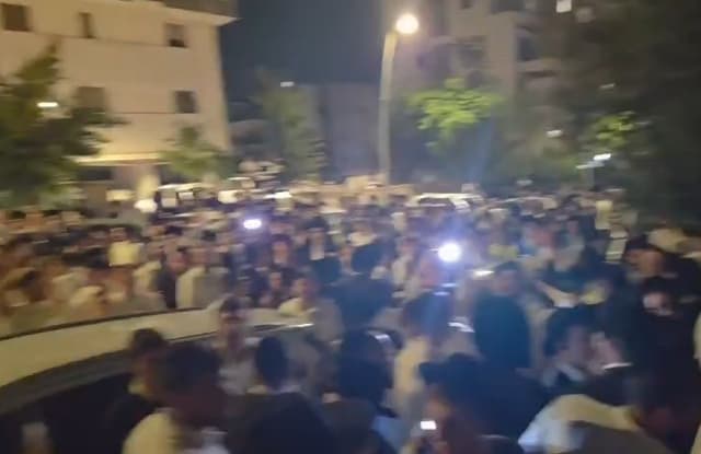חרפה: אנשי המשטרה הצבאית פשטו באישון לילה על ביתו של תלמיד ישיבה; מאות מחו