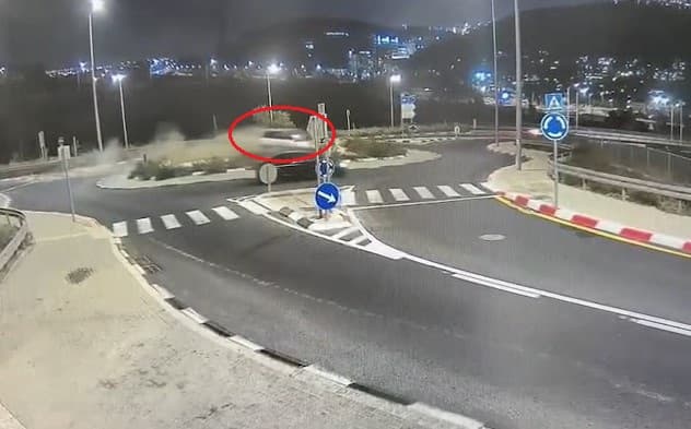 חשוד בהסעת שב"חים נמלט משוטר ופגע ברכבים; שניים נפצעו קל