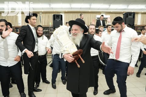 הקפות שניות בהיכל ישיבת רית מלך בראשות ראשי הישיבה